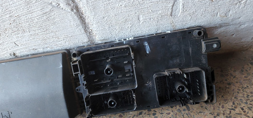 Imagem 3 de 4 de Caixa Fusível Externa Gm Camaro V8 2010 2011 2012 2276063501
