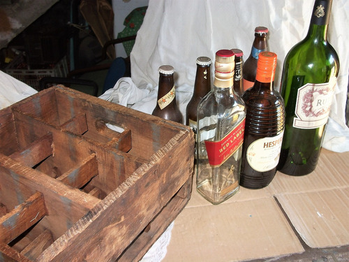 Cajón De Madera Antiguo Y Botellas. Decoración.