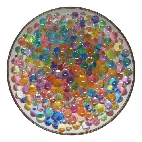 Las bolas de gel para piscinas crecen en el agua de Orbis Orbeez