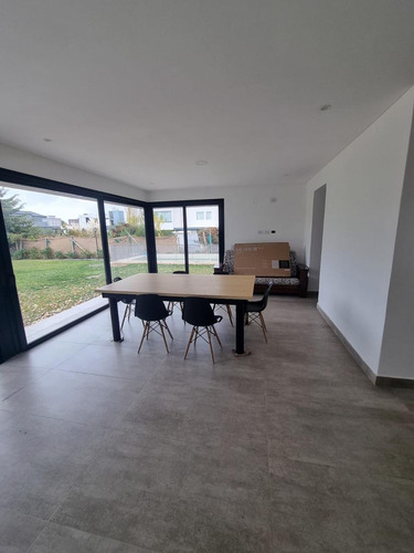 Hauser Vende Casa De Categoria En Barrio Liceo 1