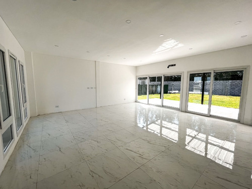 Imagen 2 de 14 de Alquiler Anual De Casa A Estrenar En Lagos De Canning