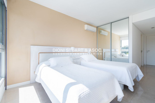 Moderno Apartamento Sobre Playa Brava En Torre Le Parc, Cuenta Con Dos Dormitorios Más Dependencia De Servicio. Punta Del Este