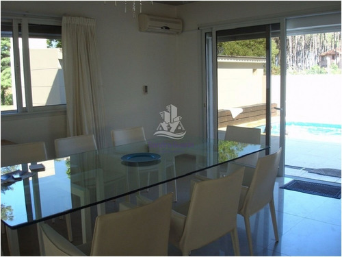 Casa Cerca De La Playa En Rincón Del Indio, Punta Del Este.- Ref: 30251