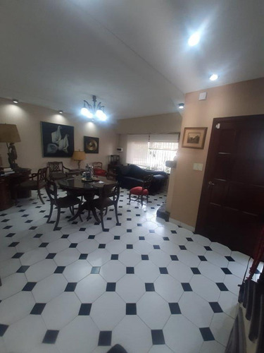 Imagen 2 de 24 de Liniers 188, Hermoso Chalet De 2 Plantas