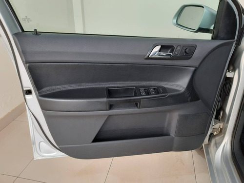 Imagem 10 de 10 de Volkswagen Polo Sedan 1.6 Mi Comfortline 8v Flex 4p