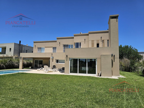 Venta De Casa En Terravista Con 4 Habitaciones