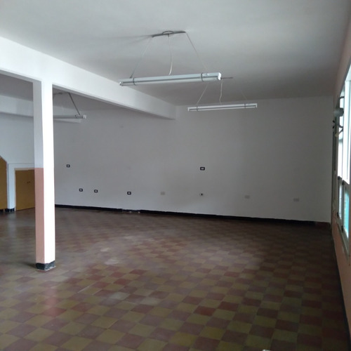 Imagen 5 de 18 de Local Amplio Con Oficina Con Baño Y Dos Vestuarios Con Baños Fondo Libre Con Parrilla.