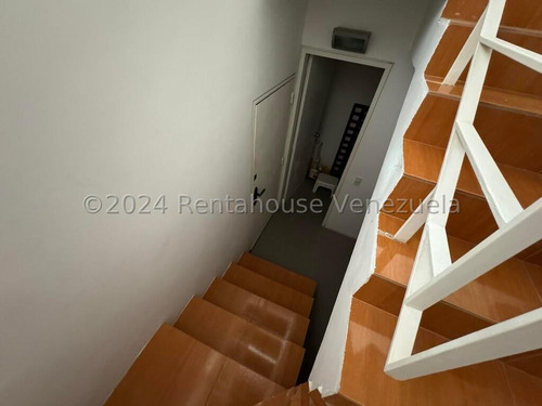Espectacular Apartamento Duplex Con Clima De Montaña Y Terraza, Urb. Alto Hatillo. Mo 24-24908