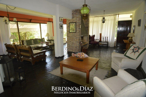 Espectacular Casa En Venta Ideal Para Vivir Todo El Año Con Una Ubicacion Inmejorable A Solo Cuadras De Playa Mansa- Ref: 112