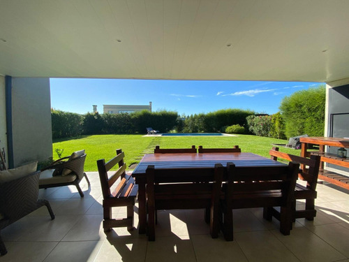 Casa En Venta - 3 Dormitorios 3 Baños - 807mts2 - Dique Luján