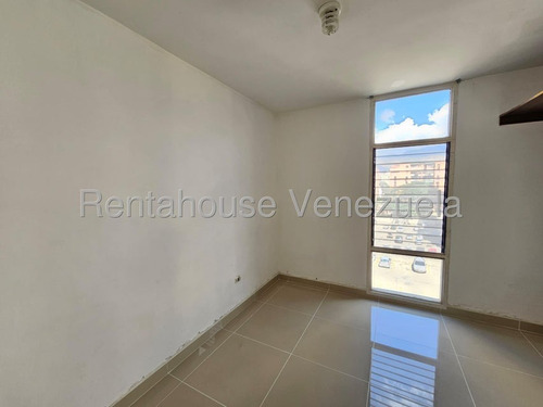Apartamento En Venta Base Aragua Maracay Con Pozo De Agua Piscina Piso Medio Vigilancia Kg:25-12193