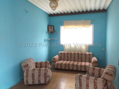 En Venta Amplia Casa En Zona Centrica En Coro