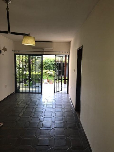 Hermosa Casa Con Garaje Y Fondo Verde, Zona De Colegios