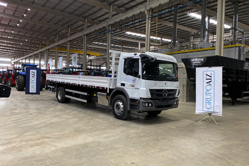 Caminhão Mb Atego 1719 4x2 Carroceria De Metal Aizi