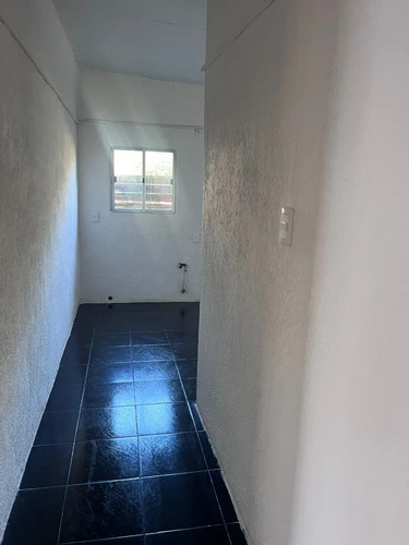 Hermosa Casita Al Frente Con Pequeño Patio Y Cochera