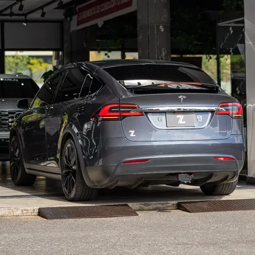 Tesla Model X 2021