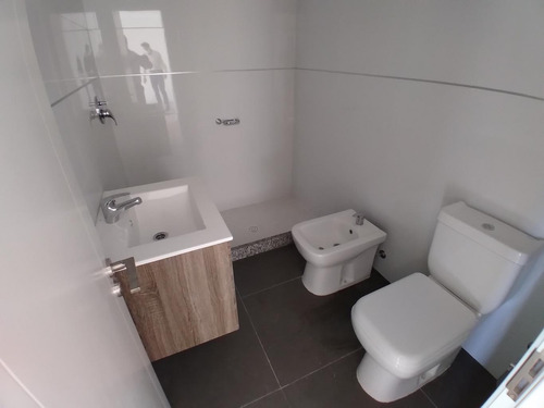 2 Dormitorios En Venta. Piso Alto, Soleado Y Despejado.