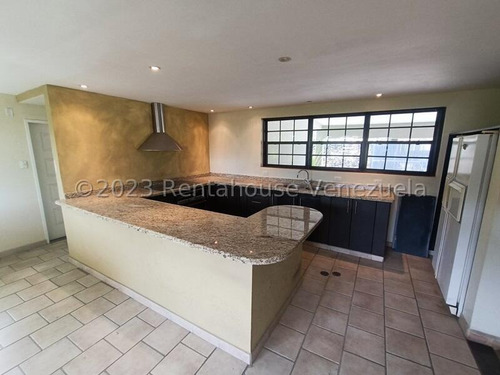 Espectacular Casa De 800 M2 De Construcción Y 1.300 M2 De Terreno, Con Vista Al Prestigioso Campo De Golf. Amplios Espacios, Todos Con Vista Al Campo De Golf, Muy Bien Distribuida, Jardines, Anexo