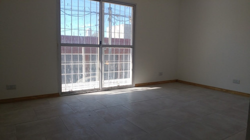 Venta En Block. Local A Estrenar + 10 Deptos De 2 Y 3 Amb + 4 Cocheras. Ideal Inversor.
