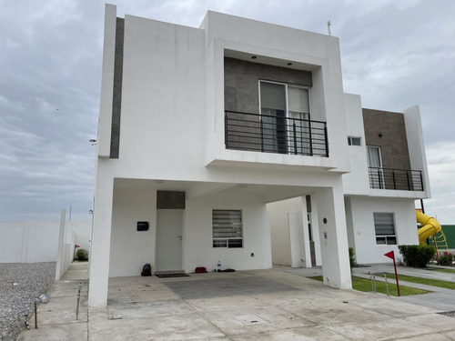 Casa En Venta En Paseo Aurea