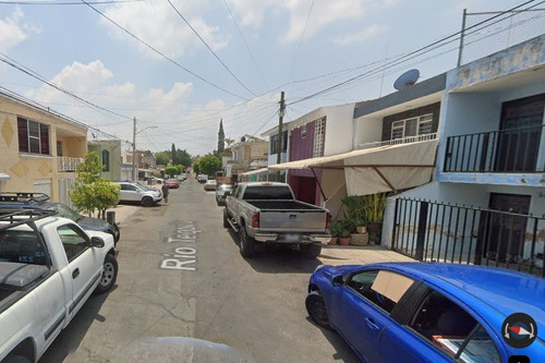 Casa Ubicada En Colonia Loma Bonita Ejidal, Zapopan, Jalisco. Con 3 Recamaras Y 108m2. Entre Av. Cruz Del Sur Y Av. Patria.