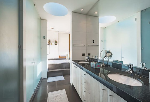Casa En Venta De 5 Dorm. En Las Condes