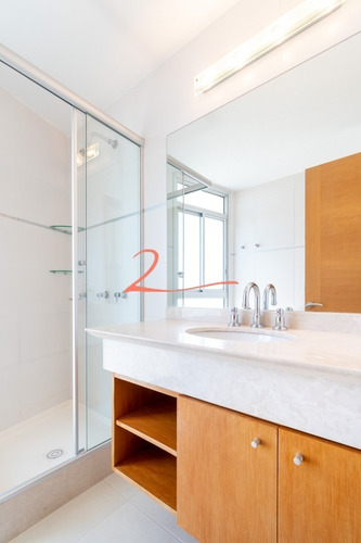 Venta De Apartamento Piso Alto A Pasos De Playa Mansa, Tres Dormitorios Más Servicio- Ref: 5332
