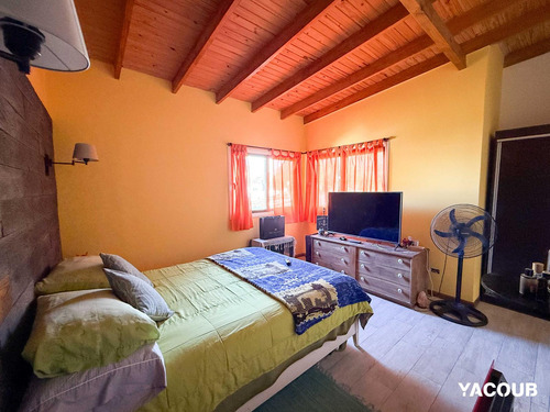 Casa En Venta - 5 Dormitorios 3 Baños - Villa Elvira