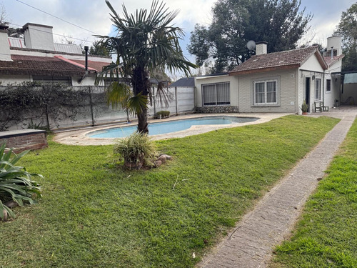 Venta Casa Con Parque Pileta, Parque Leloir, Ituzaingo.