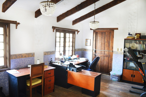 Casa Con Piscina, Jardines Y Oficina De Trabajo Remoto