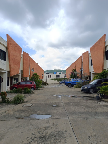 Leandro Araque Inzitu Realtors Vende Townhouse Amoblado En Residencias Mucubají Naguanagua Urb. Guayabal