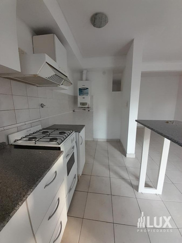 Imagen 5 de 27 de Alquiler - Venta Departamento Un Dormitorio De Escalera - Frente - Balcón - Abasto