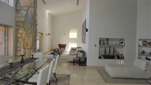 Imagen 2 de 30 de Leal Pérez Vende Majestuosa Casa En Urbanización Guataparo Con Piscina