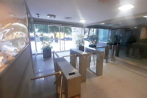 Imagen 3 de 22 de Planta Con Divisiones En Buen Estado | Excelente Ubicación | Vista A La Av. 9 De Julio
