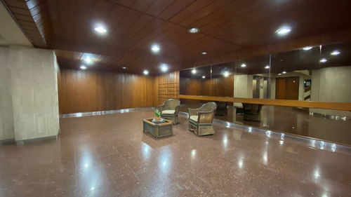 Se Alquila Amplio Y Cómodo Apartamento Con Excelente Ubicación En Urb. La Carlota. (13a)