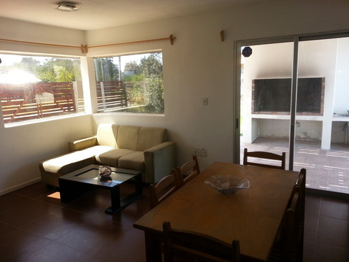 Imagen 9 de 14 de Alquiler Casa Punta Del Este Dueño Directo A Media Cuadra De La Playa - Pileta - Piscina - Parrilla - Aire Acondicionado - La Barra - Manantiales - Balneario Buenos Aires A 10 Minutos De Jose Ignacio.