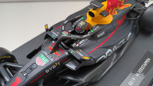 Burago Red Bull Racing Rb 19 M. Verstappen Escala 1 18 (Usado)