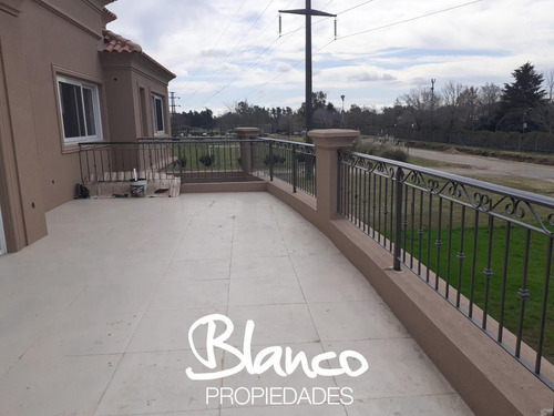 Imagen 28 de 30 de Hermosa Casa De Tres Plantas Dentro Del Barrio Cerrado La Lomada De Pilar
