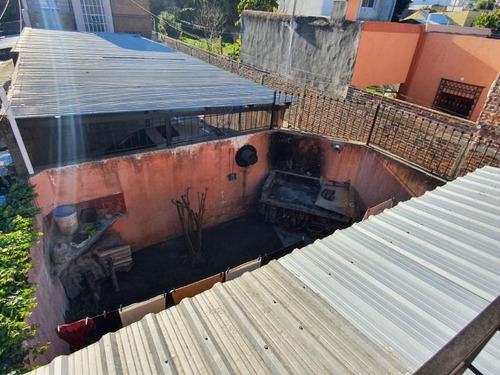 Imagen 2 de 20 de Casa De Tres Dormitorios, Dos Baños, Cochera, Amplio Terreno Y Pileta