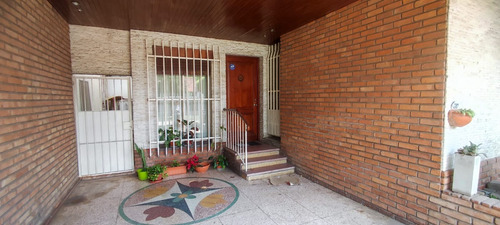 Venta Chalet 4 Dormitorios Castelar Sur. Acepta Permuta En Caba Menor Valor