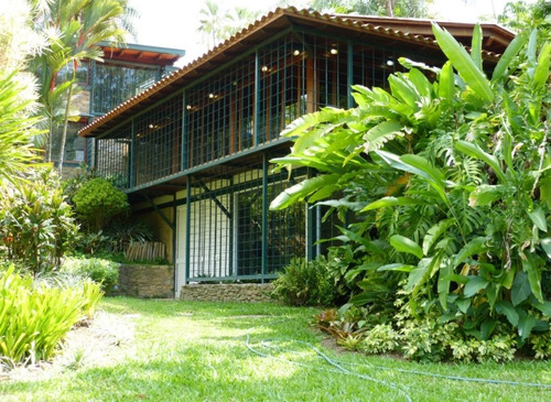 Sky Group Vende Casa  Espaciosa En Guataparo Country Club, Con Bellos Jardines Y Multiples Caracteristicas Especiales. Luz Coelho 