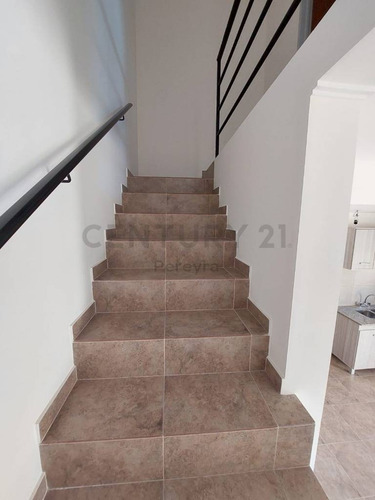 Imagen 14 de 18 de 133 Entre 70 Y 71 . Duplex En Venta, Los Hornos.-