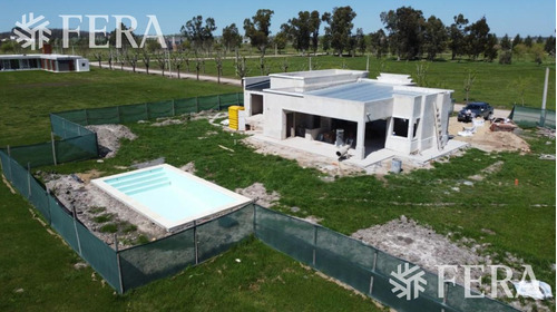 Venta De Casa 4 Ambientes Con  Piscina En Campos De Roca 2 (28801)