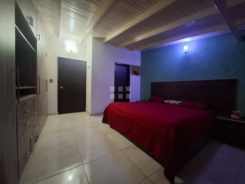 Amplio Townhouse En Venta En La Urb. Los Cortijos De Oriente