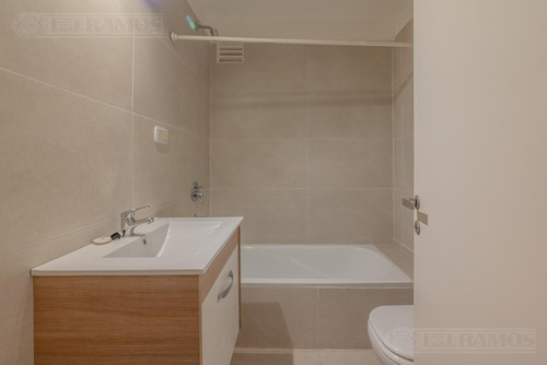 Departamento En Retiro, Monoambiente Con Baño Y Cocina Integrada, Apto Profesional! Reciclado!