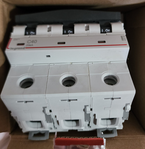 Interruptor Automatico 3p 40a 25ka Curva C Tripolar 409785