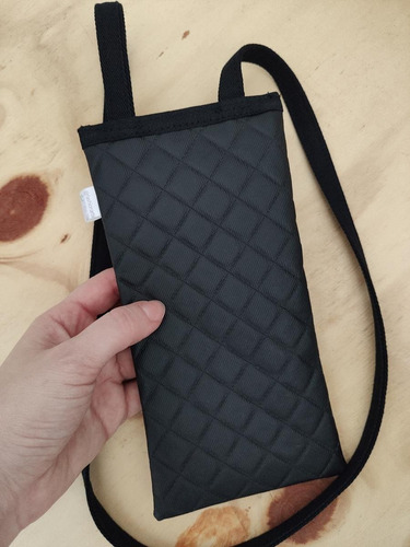 Imagem 3 de 6 de Capinha Porta Celular Visor Touch Fecho Botão Alça Pescoço