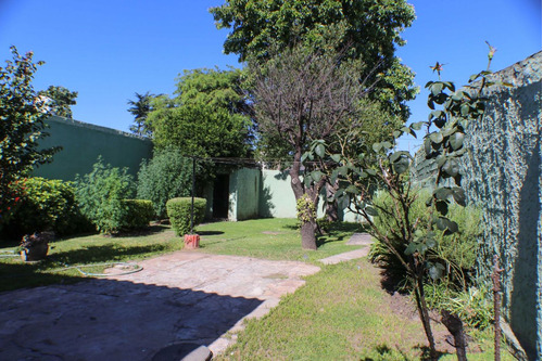 Casa En Venta Con Parque En Terreno De 300mts2