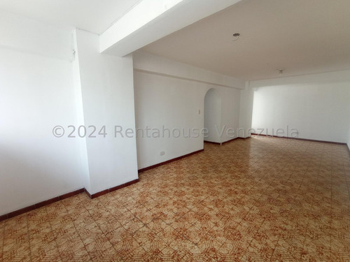Apartamento En Venta Economico Grande Cómodo Cn 125 Metros 4 Habitaciones 2 Baños Zona Centro Maracay Agua Constante Seguridad Nela 2425950