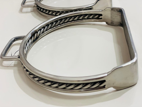 Estribo Par Em Inox Resistente Cavalo Sela Imediato Cor Prateado
